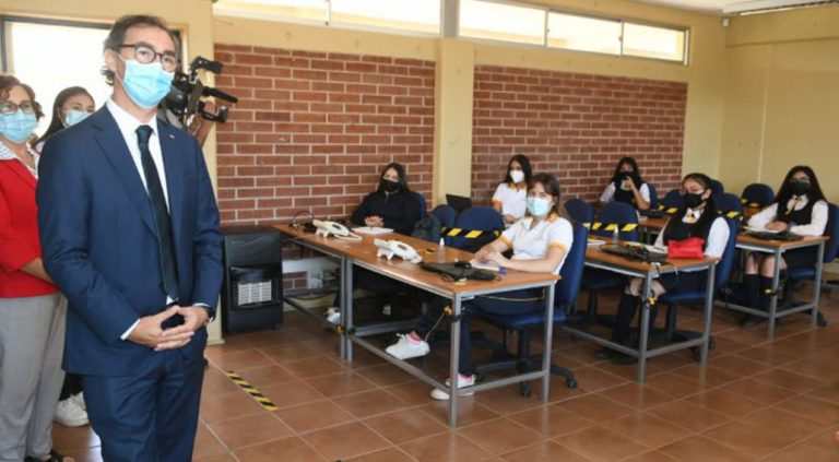 Más de 350 alumnas a cuarentena preventiva por casos covid en colegio: ministro Figueroa es apoderado