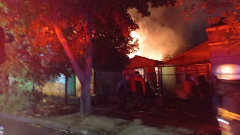 Dos viviendas quemadas y un muerto en incendio en Los Ángeles