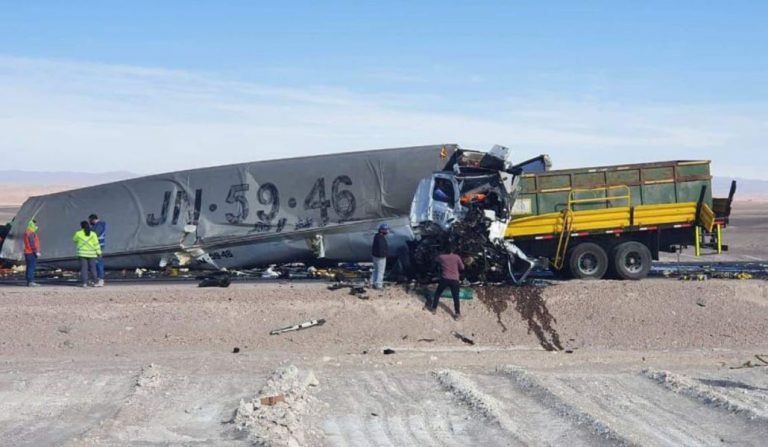Brutal colisión frontal de camiones en el norte: reportan tres fallecidos y una persona en riesgo vital