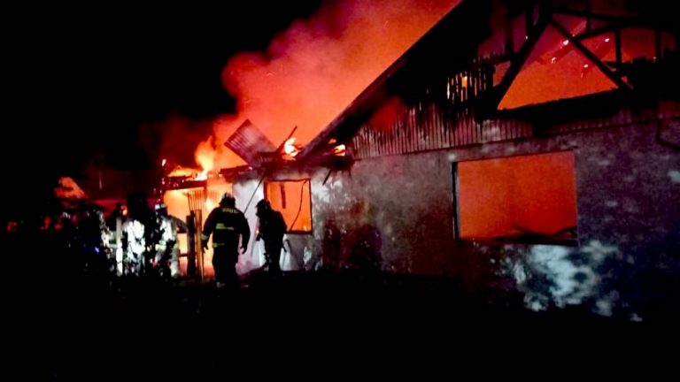 Voraz incendio destruye por completo una casa en Los Ángeles