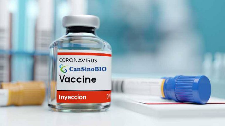 Más de 30 personas se descompensaron tras recibir la vacuna CanSino