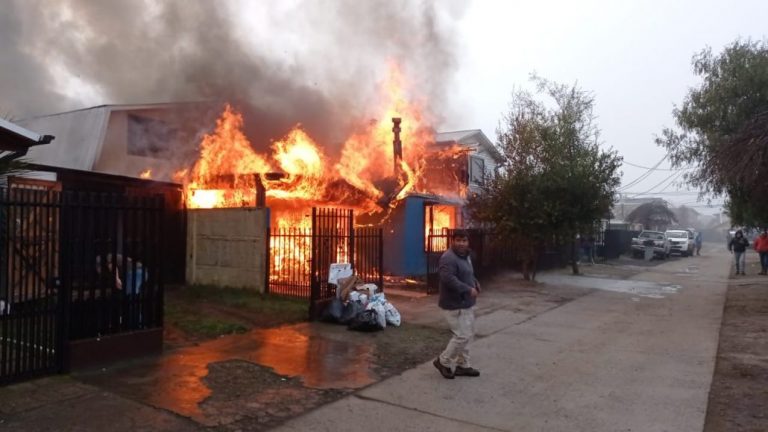 Voraz incendio destruye 2 casas en villa Italia de Los Ángeles