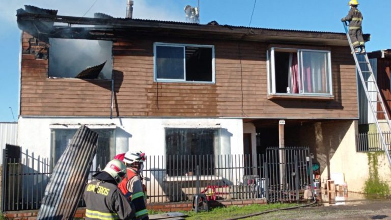 Incendio destruye el segundo piso de una vivienda en Los Ángeles