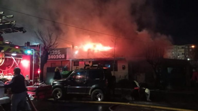 Los Ángeles: Voraz incendio afecta a una vivienda en Marconi