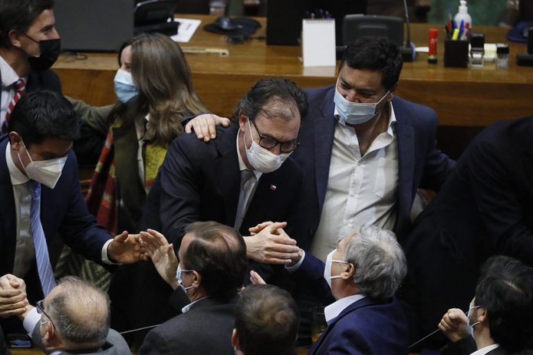 Acusación Constitucional contra el Ministro Figueroa fracasa en la Cámara
