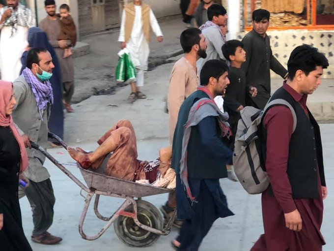 Más de 40 muertos dejan 2 explosiones cerca del aeropuerto de Kabul