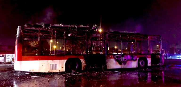 Sujetos con arma de grueso calibre quemaron bus en la región Metropolitana