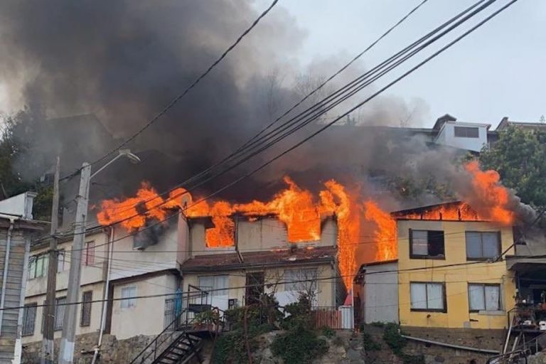 Incendio en Valparaíso ha destruido 5 viviendas y sigue sin control