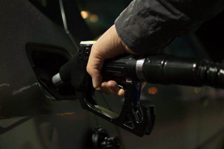 Alerta en el precio de la bencina: Se prevé fuerte alza a causa de la guerra en Ucrania