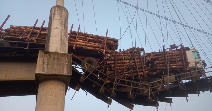 Camión forestal hizo colapsar puente en Carahue: Era sólo para autos