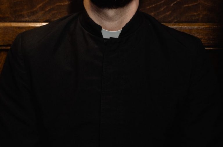 Sacerdote jesuita queda grave tras sufrir emboscada en Tirúa