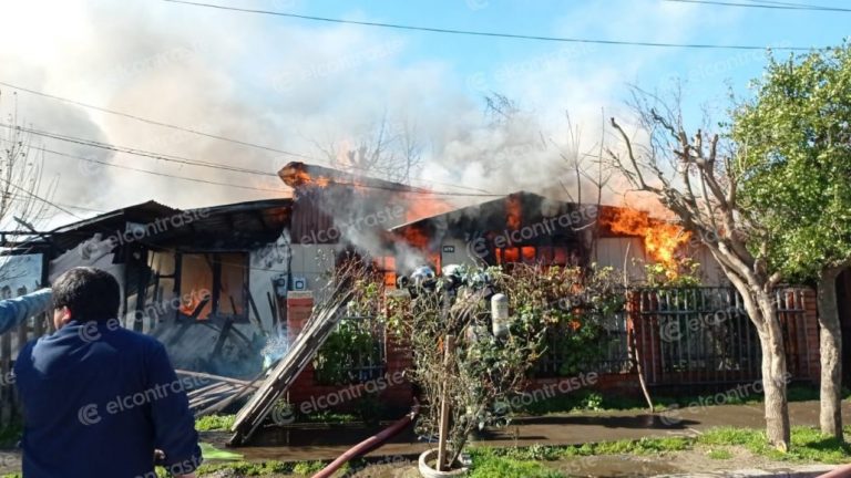 Voraz incendio afecta a tres viviendas en el sector sur de Los Ángeles