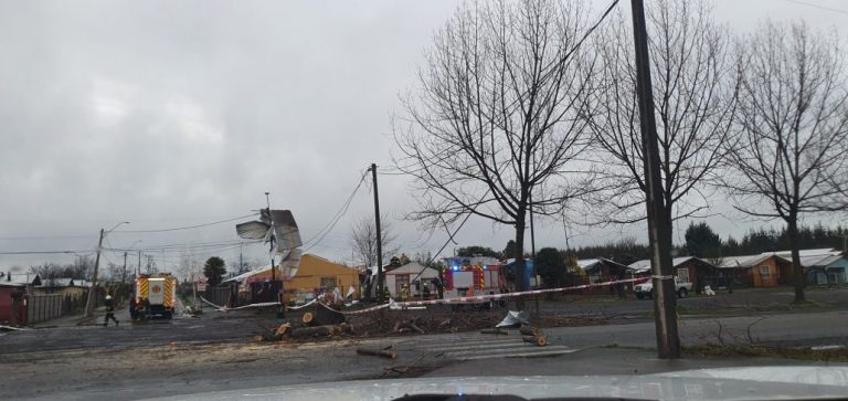 20 casas y el Cesfam con daños presunto paso de tornado en Tucapel