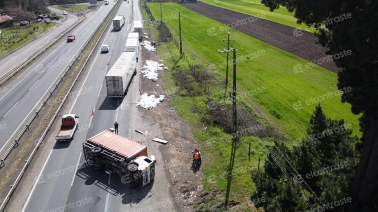 Los Ángeles: Camión cargado con almohadas colisiona en la Ruta 5