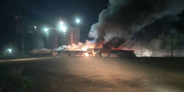 Ataque incendiario en Victoria deja 8 camiones destruidos y un lesionado