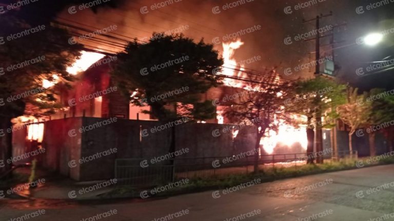 Incendio de proporciones afectó a una vivienda frente al Hospital de Los Ángeles