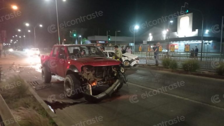 Vehículos colisionan en Francisco Encina con Los Carrera en Los Ángeles