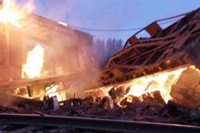 Atacan tren de carga: quemaron vagones tras descarrilarlo en Victoria
