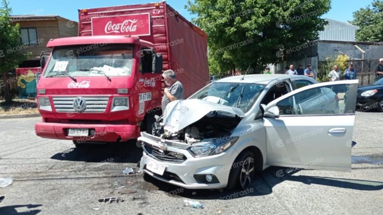 Camión de Coca Cola y automóvil colisionaron en Los Ángeles
