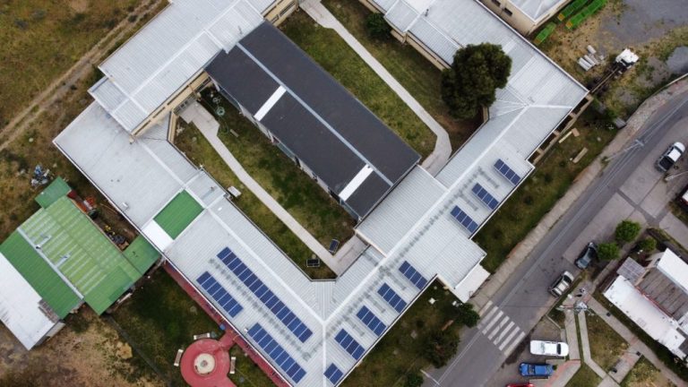 Liceo Polivalente La Frontera de Negrete inaugura sistema solar fotovoltaico