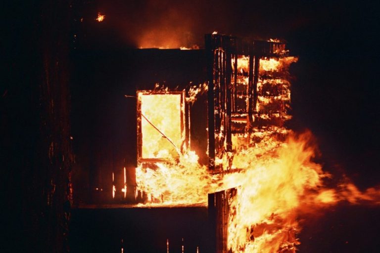 Tribunal ordena detener a imputado por quemar 10 casas en Los Ángeles