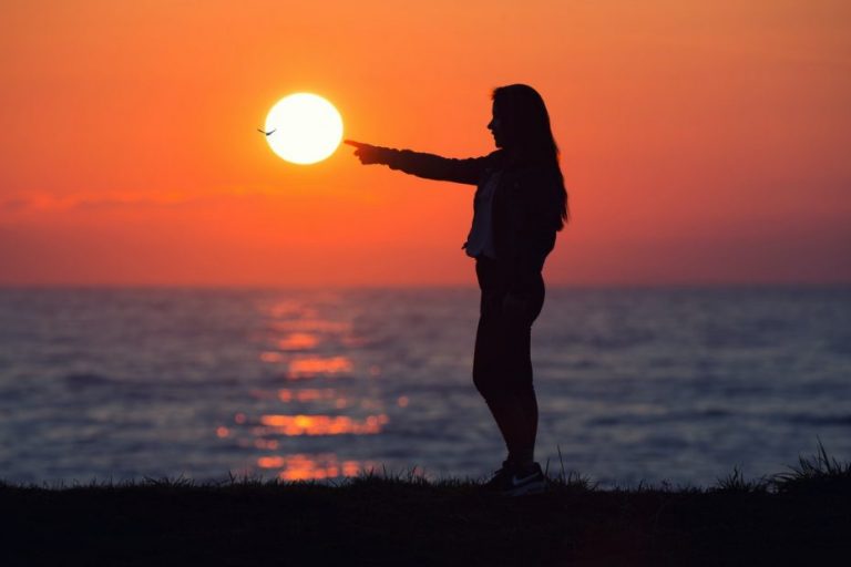 Mujer asegura ser dueña del sol y busca cobrar por su uso: Tiene documentos