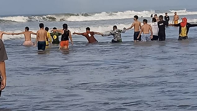 Bañistas improvisaron cadena humana para salvar a turista de ahogarse