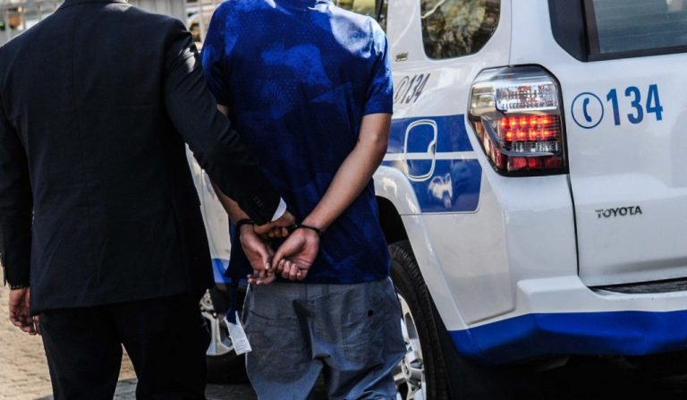 Hallan cuerpo en plena vía pública de Quintero: sujeto de 16 años fue detenido