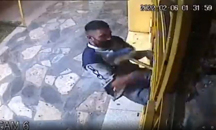 Echaron al ladrón a escobazos: trabajadoras frustran robo en una panadería