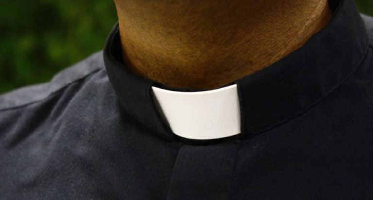 15 años de cárcel para sacerdote por abusos sexuales reiterados y violación