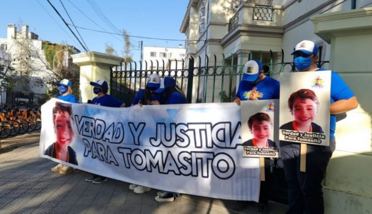 Mamá de Tomasito llegó a la Moneda Chica: «Queremos que este Gobierno se pronuncie»
