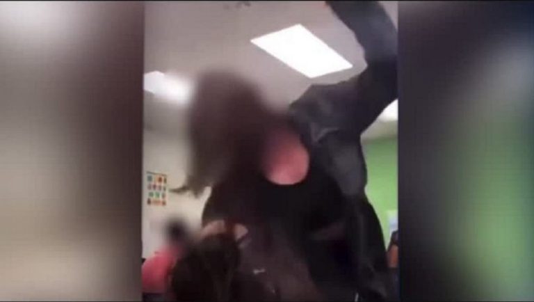Conmoción por video de estudiante golpeando a compañera hasta dejarla inconsciente