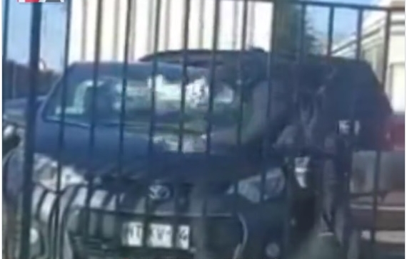 Insólito “Minuto de furia”: Mujer destrozó auto de jefa tras perder demanda