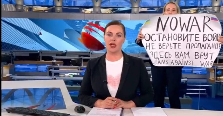 «No crean en la propaganda»: Valiente mujer irrumpió en noticiario ruso