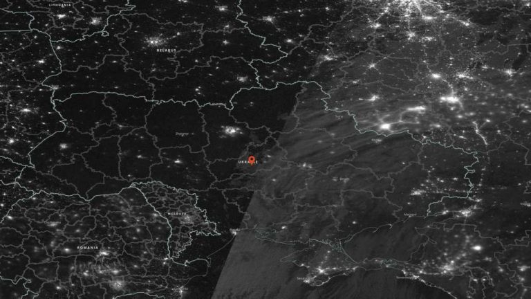 La NASA revela imágenes satelitales que muestran como Ucrania se queda a oscuras desde la invasión de Rusia