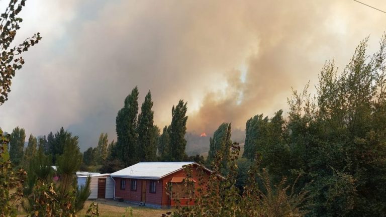 Declaran alerta roja en Yumbel por incendio forestal que destruyó 4 casas