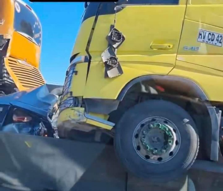 Grave accidente entre un bus, un auto y un camión en Cuesta Esperanza