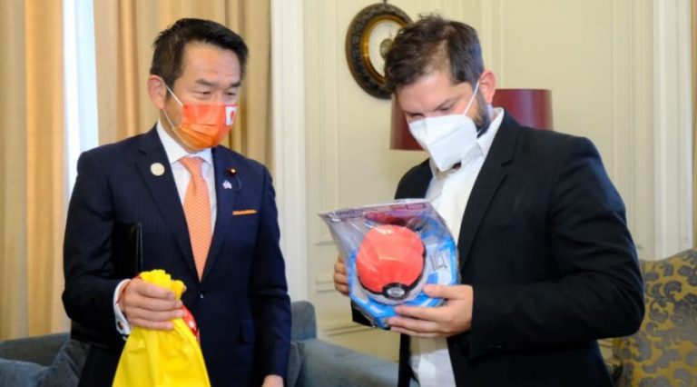 Ministro japonés le regaló un pokemón a Gabriel Boric: registro se hizo viral