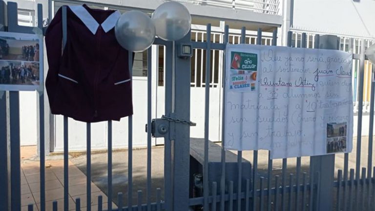 Colegio de Los Ángeles cerró sin avisar: alumnos quedaron sin documentos