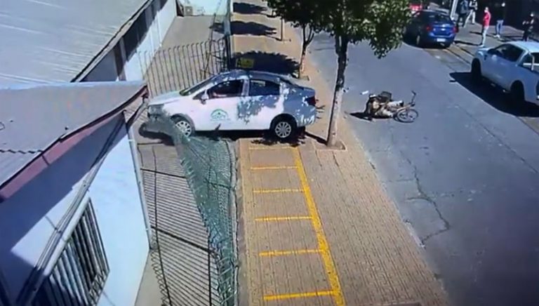 En pleno examen: conductora incrustó su auto en oficinas municipales