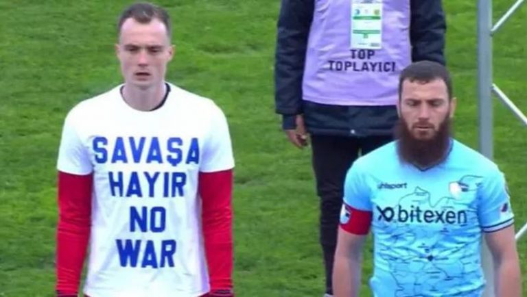 Futbolista turco se negó a vestir camiseta en contra de la guerra