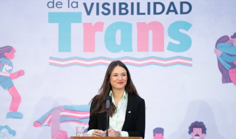 Irina Karamanos dio primer discurso público: abordó ‘Día de la Visibilidad Trans’