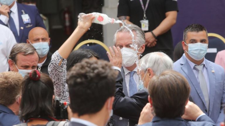 Una mujer le arrojó agua al presidente Piñera tras final de una ceremonia