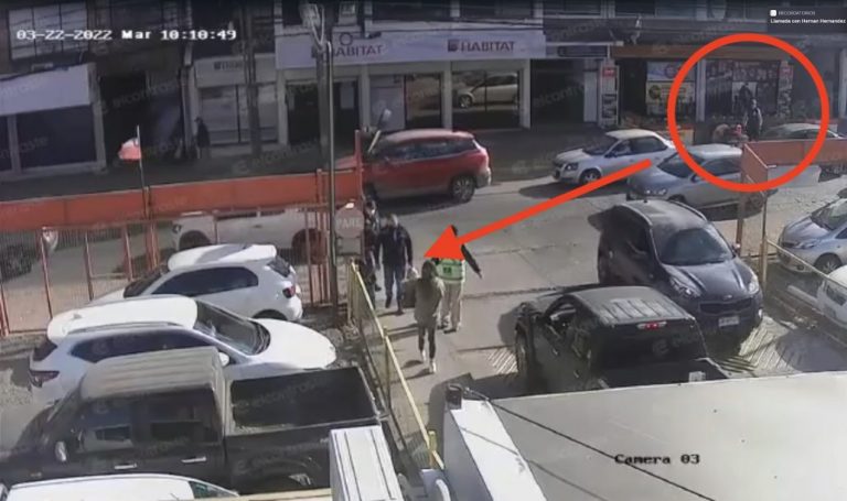 Hombre sufre millonario asalto en estacionamiento de Los Ángeles