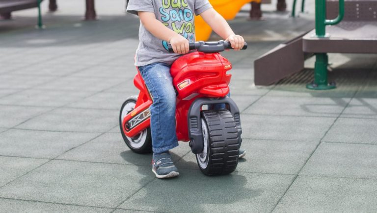 Insólita fuga: Pequeños de 2 años se escaparon del jardín infantil en motos de juguete