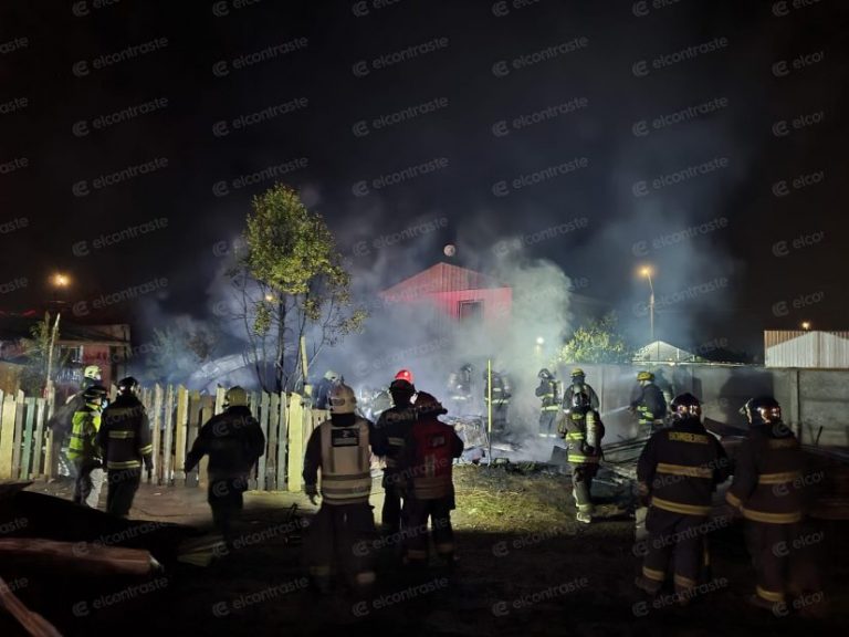 Incendio destruyó por completo una casa al poniente de Los Ángeles