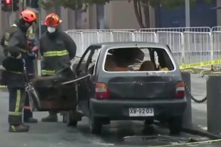 Auto explota frente a La Moneda: Hombre habría intentado quemarse a lo bonzo