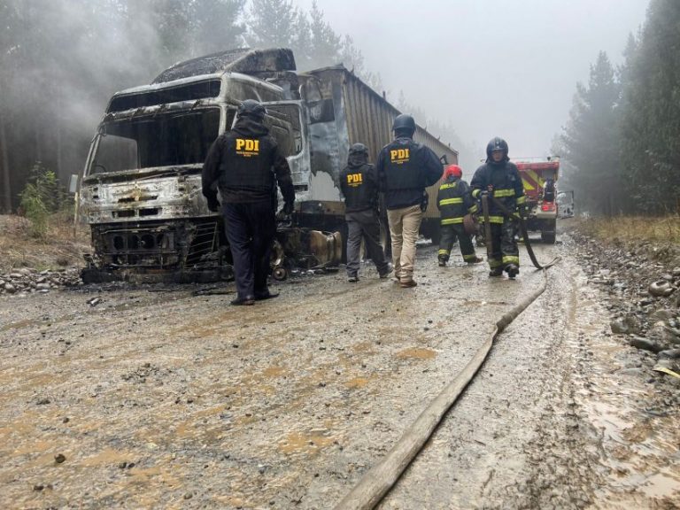 Atentado incendiario deja dos camiones destruidos en Mulchén