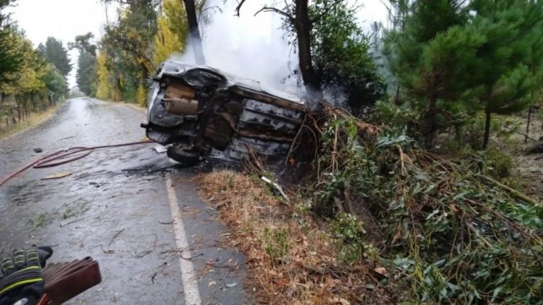 Vehículo vuelca y se incendia en la ruta que une Cabrero con Quinel