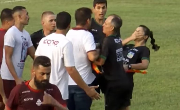 Impacto: Entrenador brasileño golpea a Jueza de línea en plena cancha